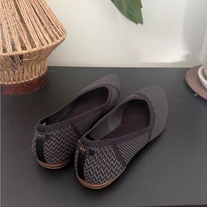 Toms Black and Gray Patterned Flats